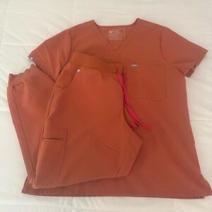 FIGS Women’s Terracota Catarina Top (L)/Zamora Jogger (LP)